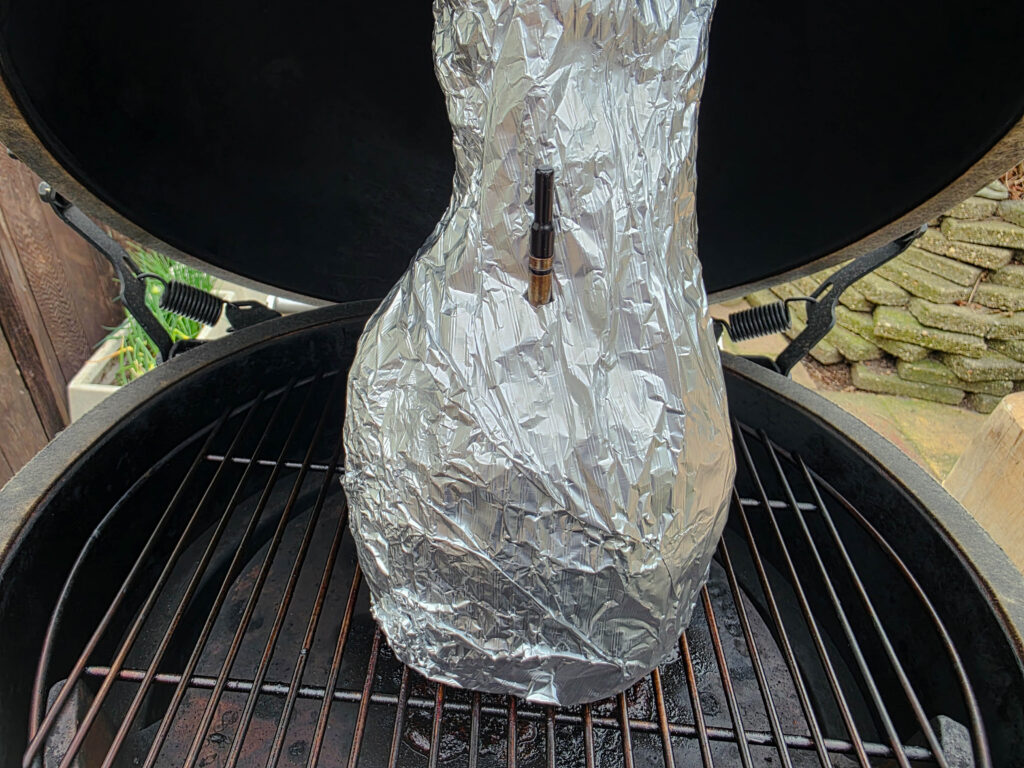 Beefhammer ingepakt op de kamado met kernthermometer